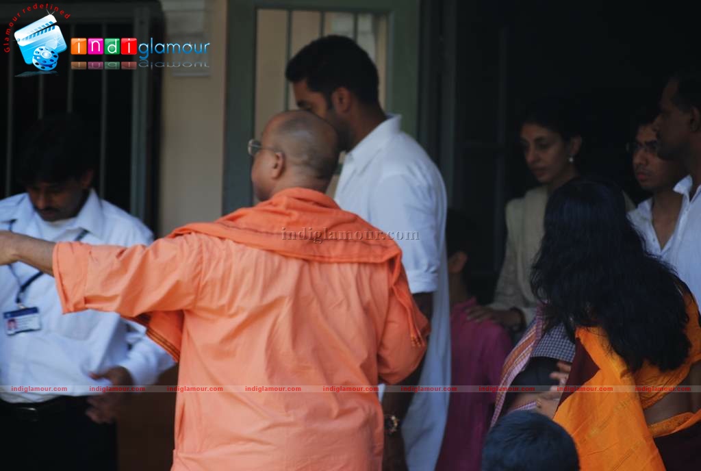 Aishwarya-Abhishek at Durga Pooja Event hd photo
